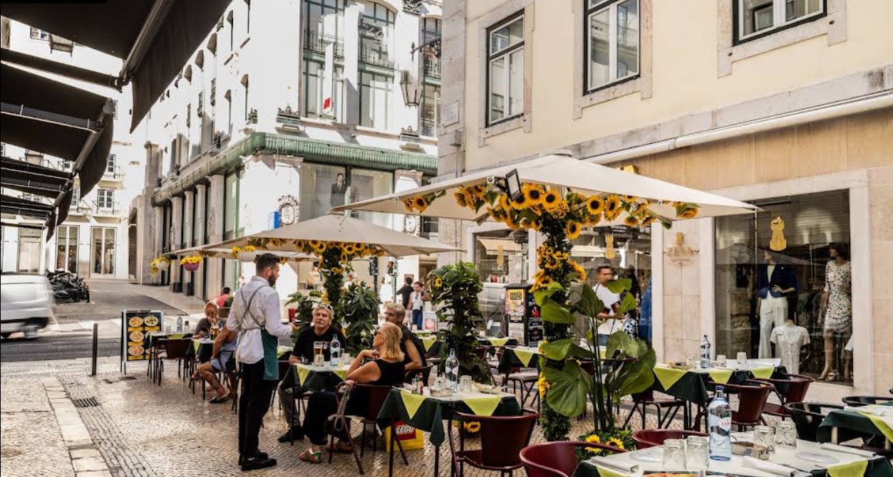 Sunflower-lined terrace on Rua Áurea