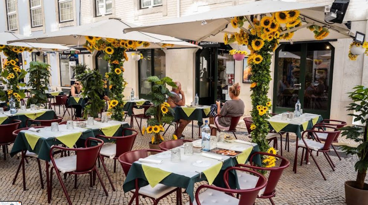 Guests dining on the esplanade